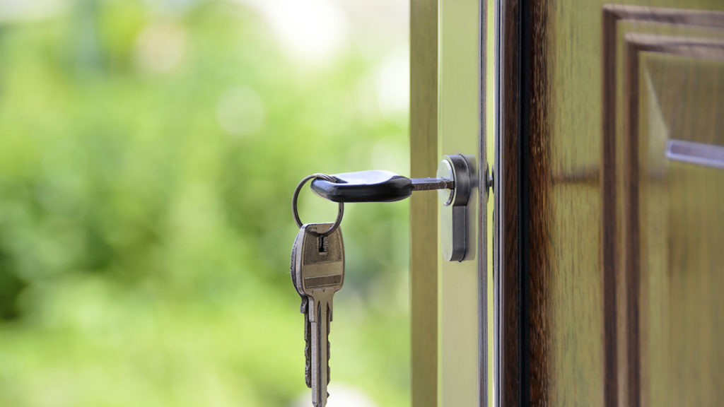 Schlüssel hängt in der Tür einer Mietwohnung, Mietrecht
